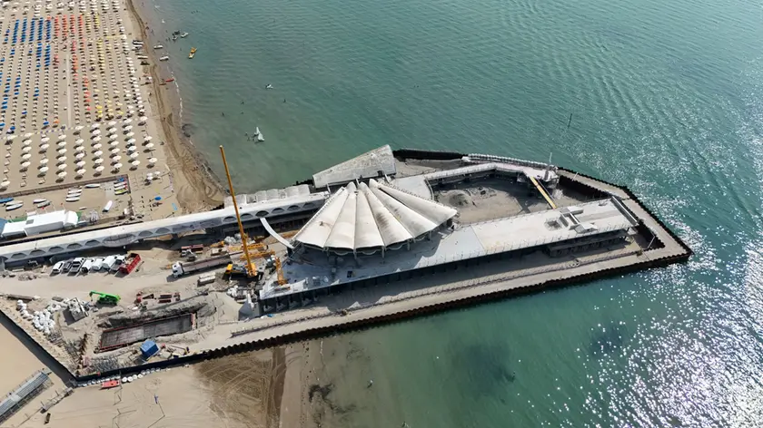 Una veduta aerea del cantiere per la riqualificazione della Terrazza a Mare di Lignano