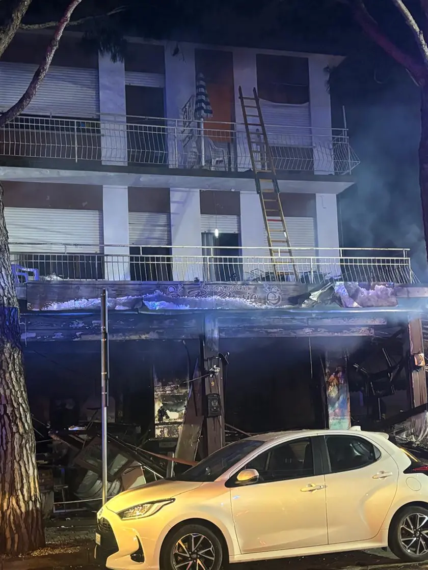 Il bar trattoria "Bea Storia" devastato (foto Bortoluzzi)