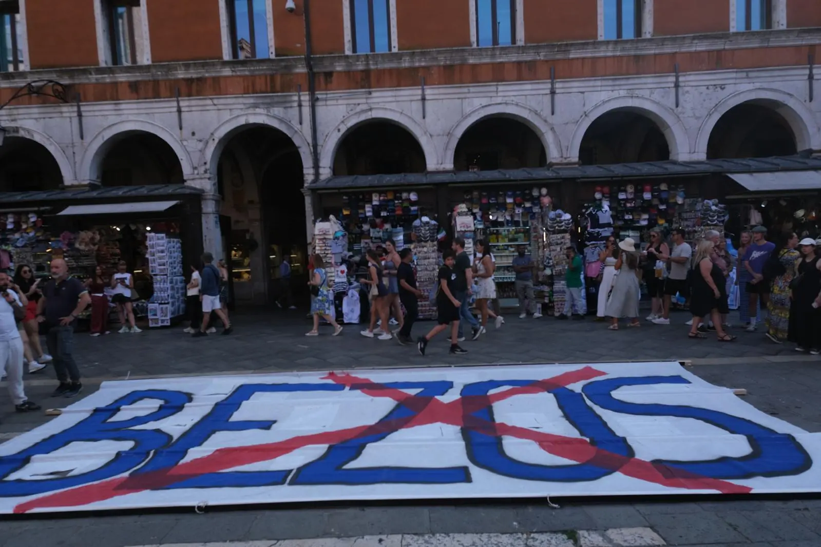 L'assemblea pubblica dei No Space for Bezos