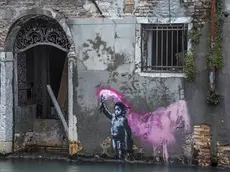 Il murales Migrant Child di Banksy a Venezia