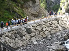 Visitatori ai Serrai di Sottoguda alla riapertura dopo i lavori
