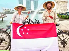 Stefano Giada e Alessia Niero festeggiano l'arrivo a Singapore