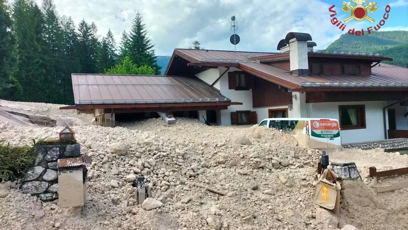 Una casa invasa da sassi e ghiaia della frana a Cancia (foto vigili del fuoco)