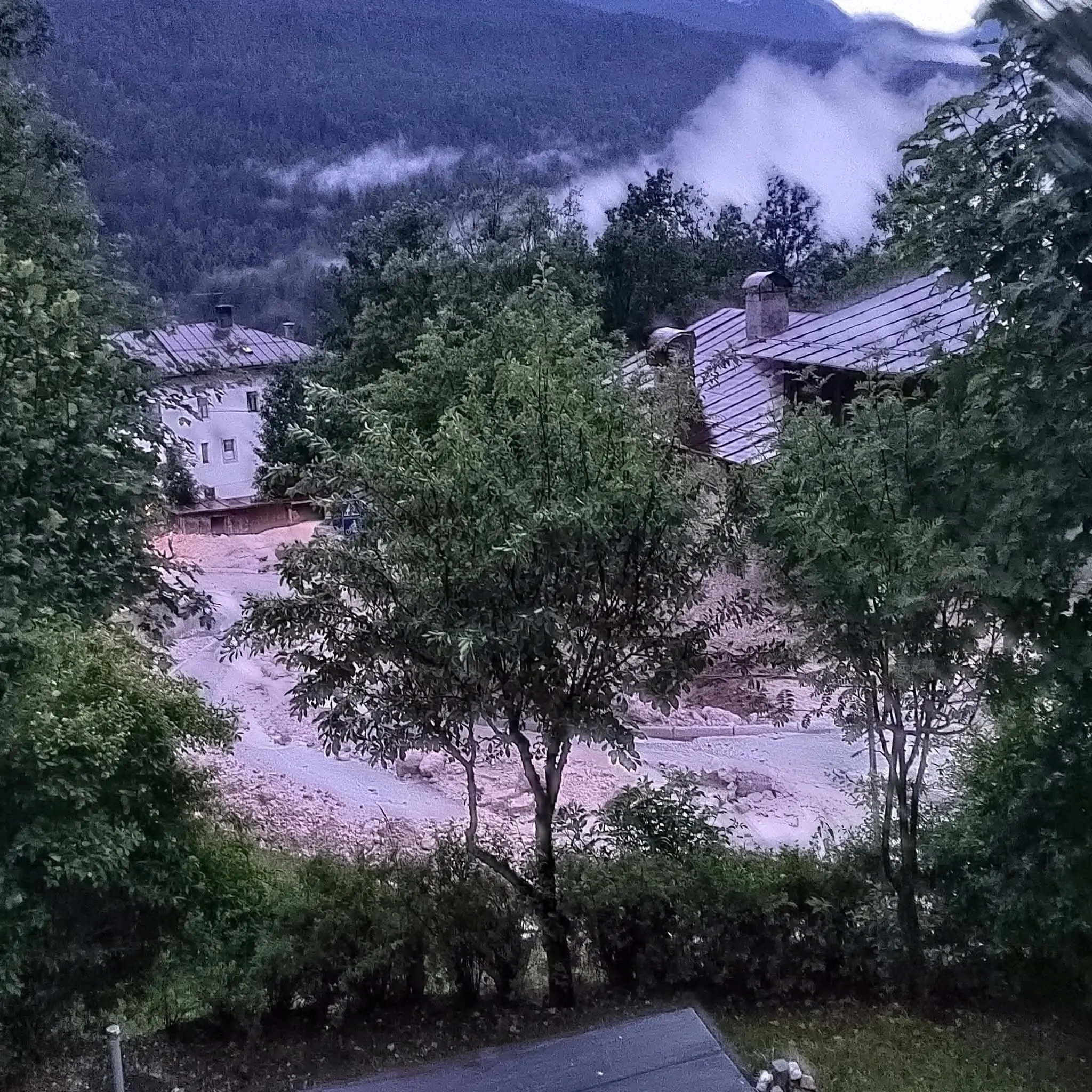 Le foto scattate dai residenti e dai vigili del fuoco nella notte tra domenica 15 e lunedì 16 giugno, quando l'abitato di Cancia di Borca di Cadore è stato invaso da una frana, e poi con la luce del sole, quando sono stati ben chiari i danni provocati.