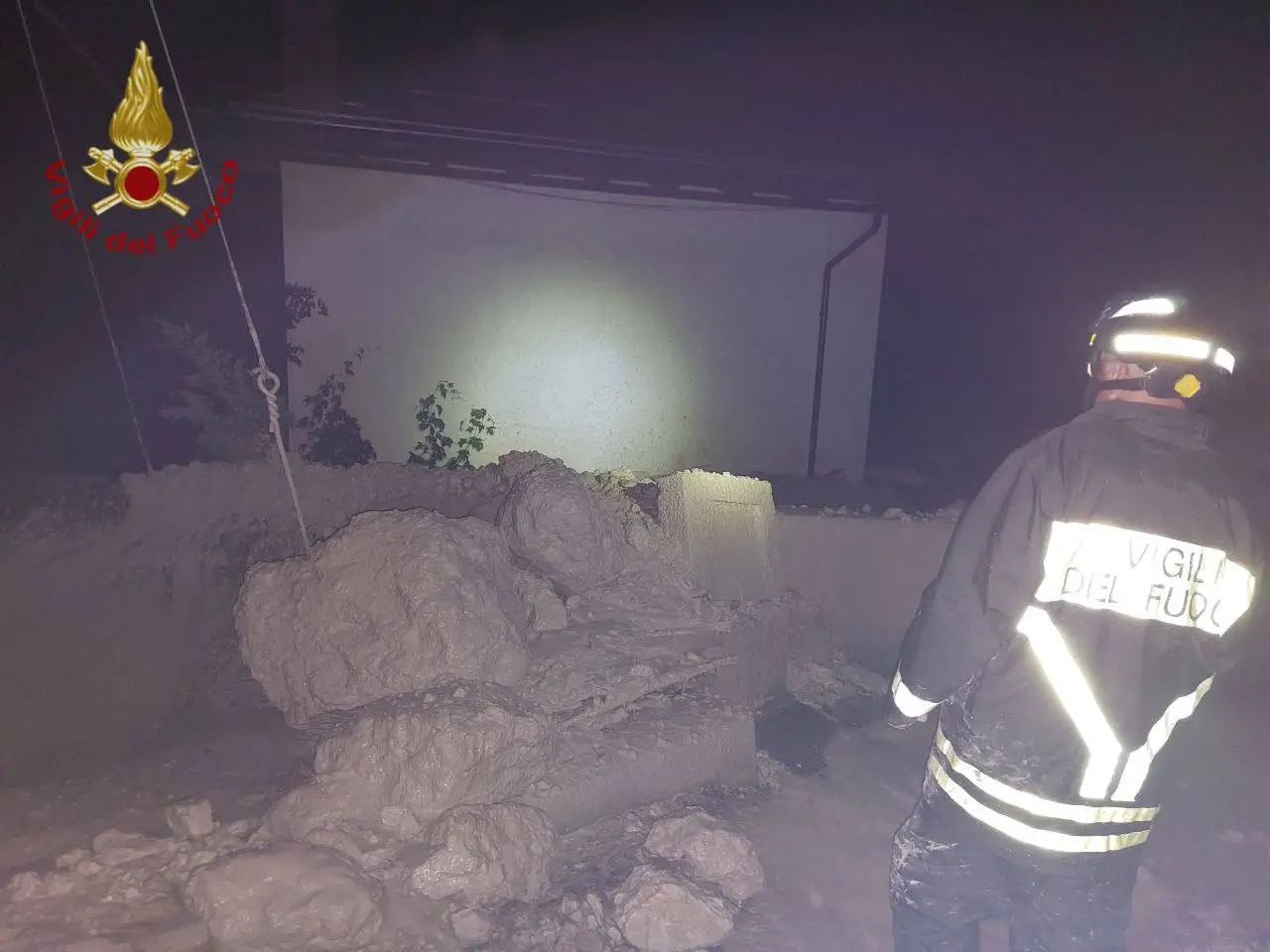 Le foto scattate dai residenti e dai vigili del fuoco nella notte tra domenica 15 e lunedì 16 giugno, quando l'abitato di Cancia di Borca di Cadore è stato invaso da una frana, e poi con la luce del sole, quando sono stati ben chiari i danni provocati.