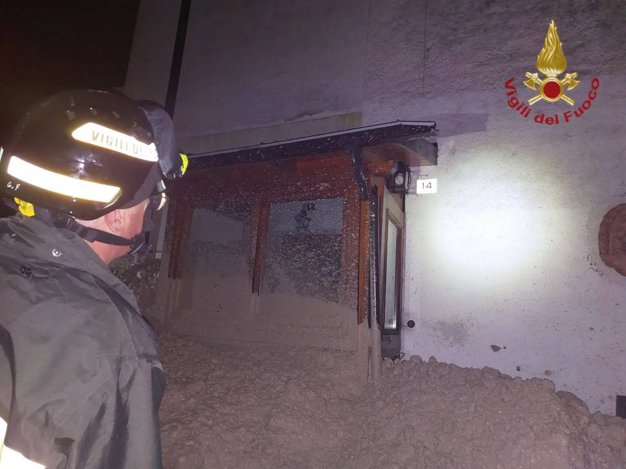 Le foto scattate dai residenti e dai vigili del fuoco nella notte tra domenica 15 e lunedì 16 giugno, quando l'abitato di Cancia di Borca di Cadore è stato invaso da una frana, e poi con la luce del sole, quando sono stati ben chiari i danni provocati.