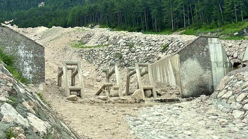 La briglia Sabo Dam danneggiata dalla frana