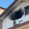 La finestra dell'appartamento della donna che ha perso la vita nell'incendio (foto Lorenzo Pòrcile)