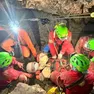 Le squadre speleo con l'infortunato in grotta