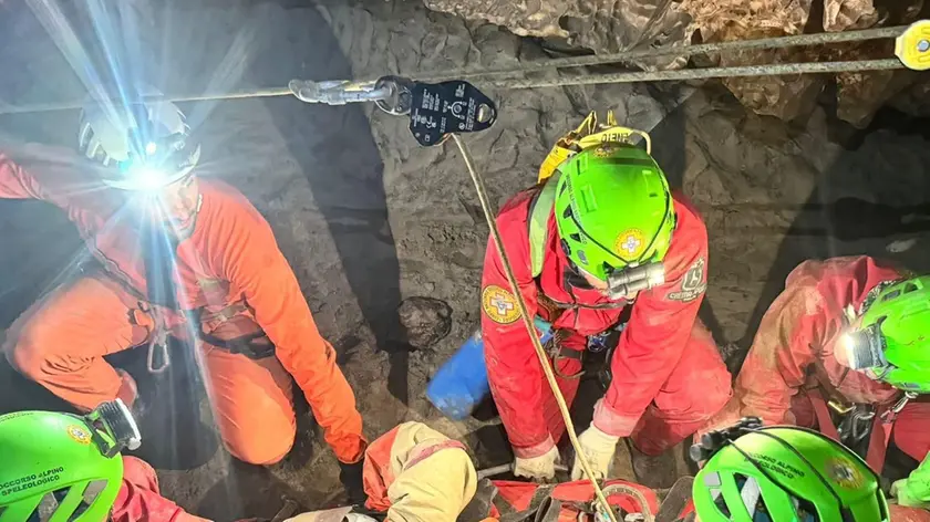 Le squadre speleo con l'infortunato in grotta