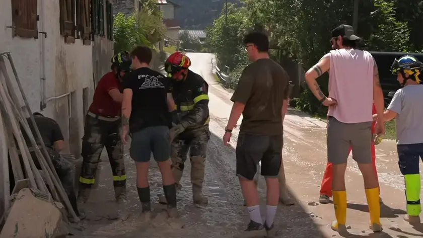 Cancia, vigili del fuoco e volontari al lavoro per liberare il paese dal fango