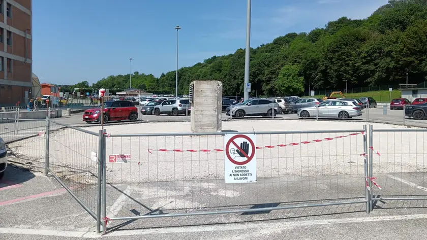 Lavori nel parcheggio dell'ospedale per rimediare altri posti auto