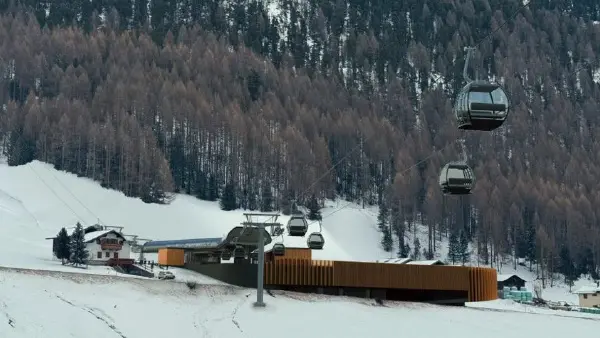 Un foto inserimento della stazione intermedia della cabinovia di Livigno