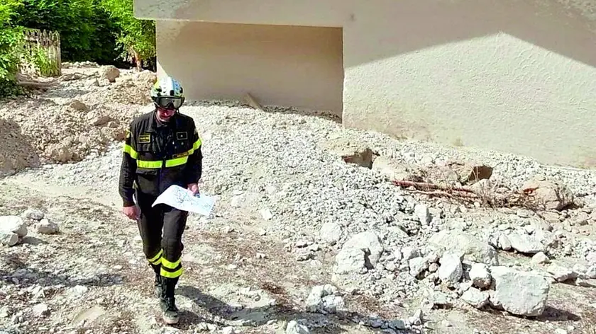 Il sopralluogo dei vigili del fuoco a Cancia dopo la frana