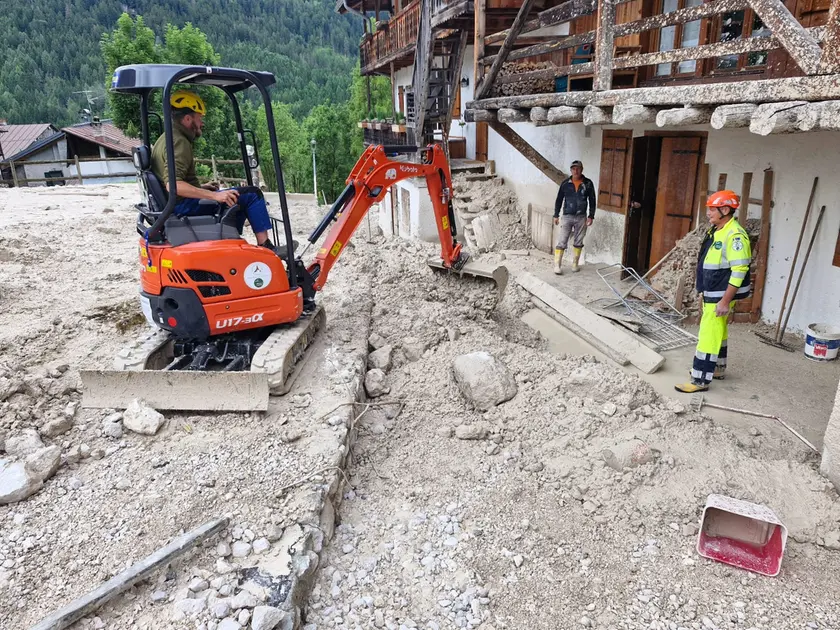 Ruspe a Cancia impegnate nella rimozione dei detriti
