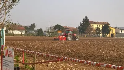 Vittorio Veneto. Il trattore al lavoro nel campo adiacente l’asilo di San Giacomo