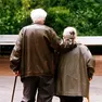 Due anziani pensionati a passeggio
