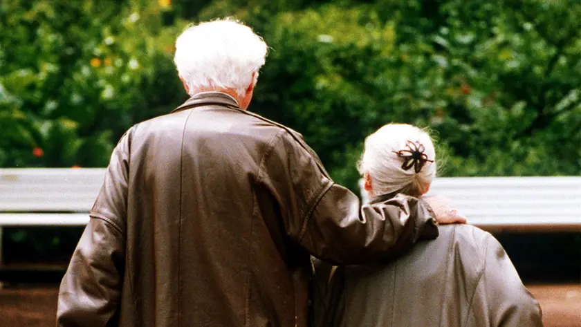 Due anziani pensionati a passeggio