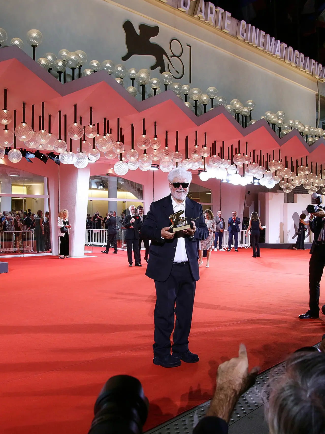 Il regista Pedro Almodovar vincitore del Leone d’Oro alla 81esima Mostra del Cinema di Venezia con “La stanza accanto “