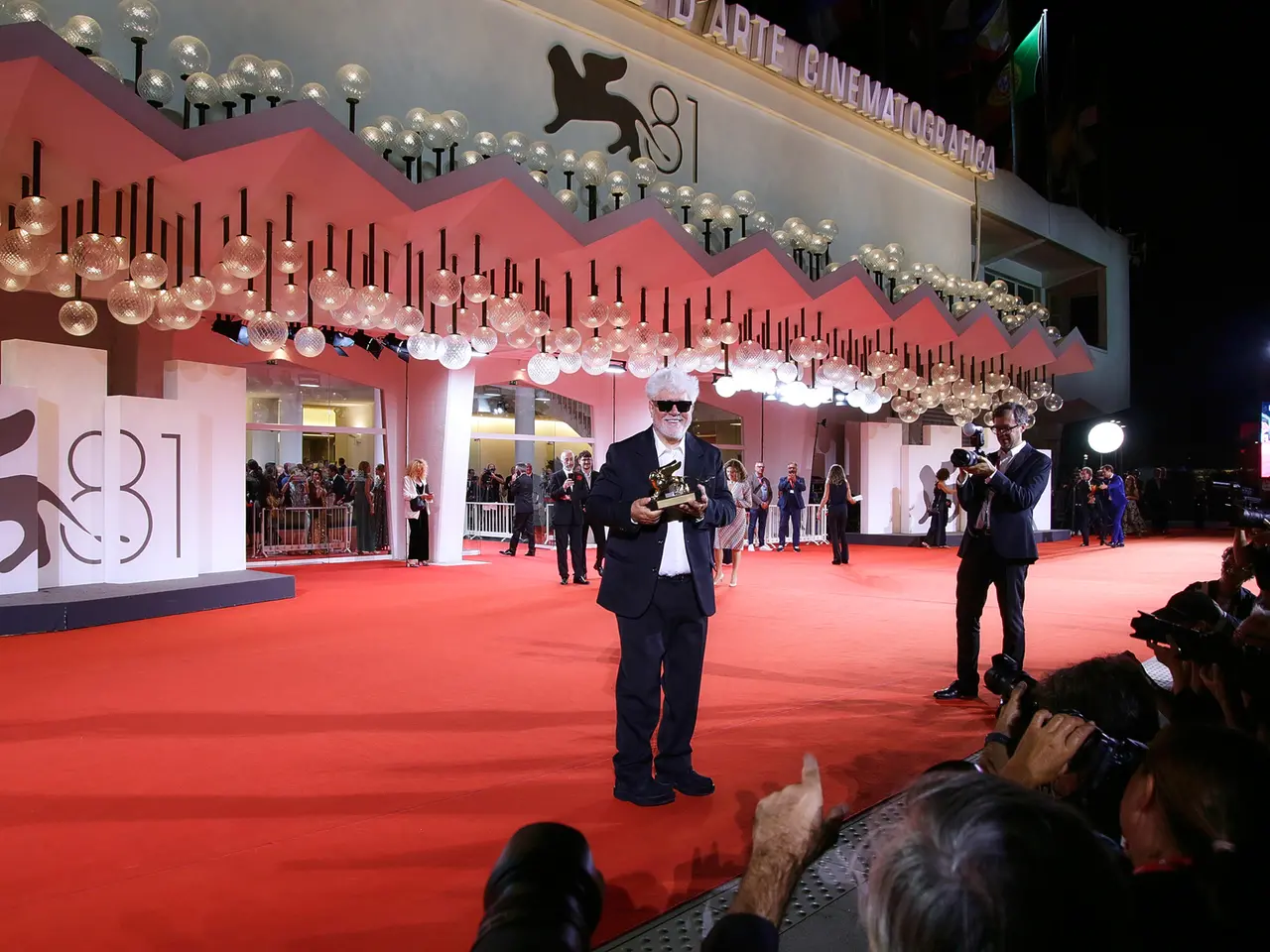 Il regista Pedro Almodovar vincitore del Leone d’Oro alla 81esima Mostra del Cinema di Venezia con “La stanza accanto “