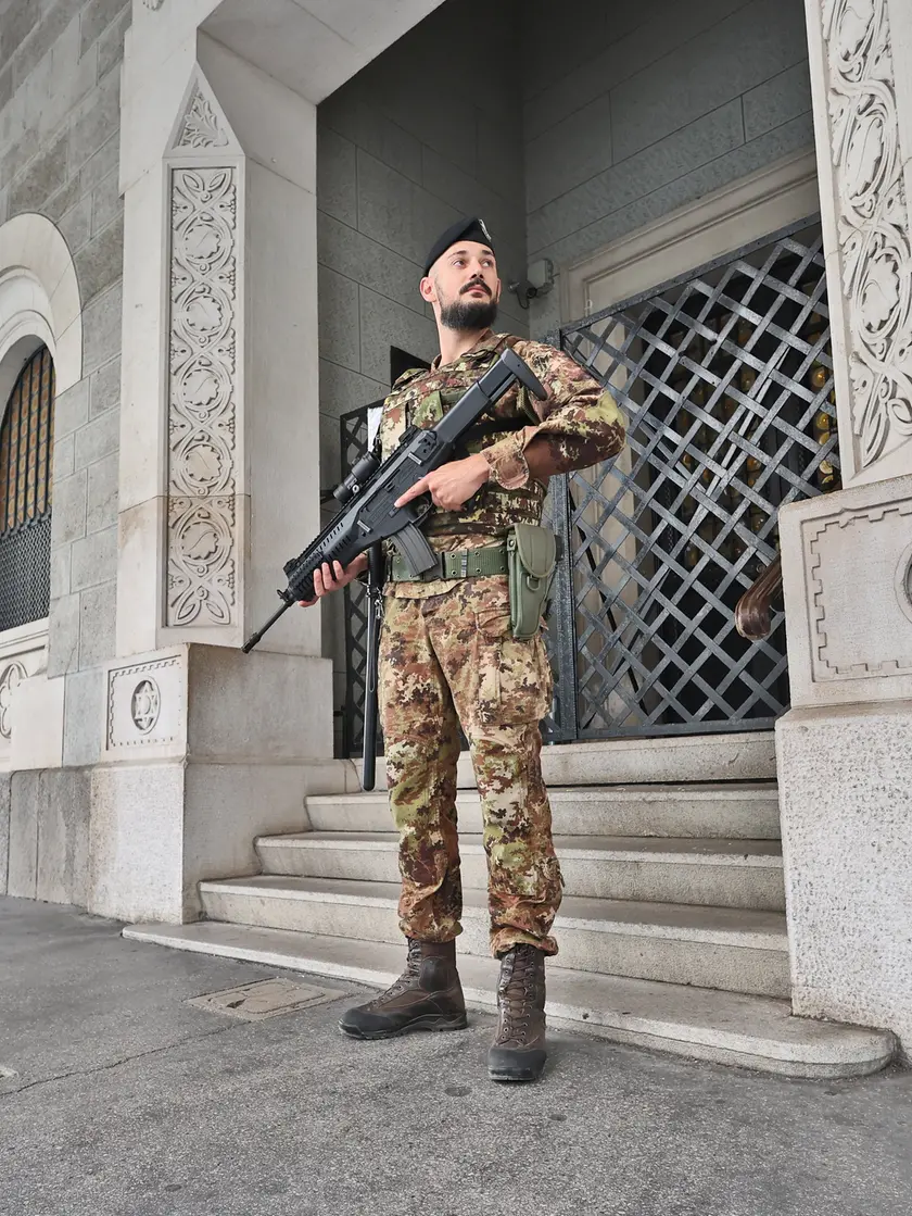 Militari davanti alla Sinagoga di Trieste (Lasorte)