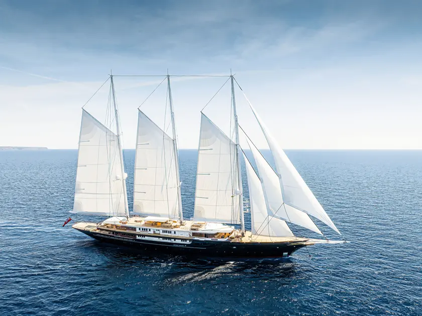 Il veliero Koru, la più grande barca a vela al mondo, di proprietà di mister Amazon