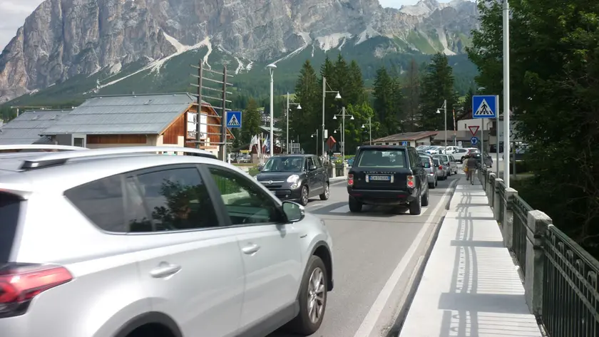 Traffico in centro a Cortina