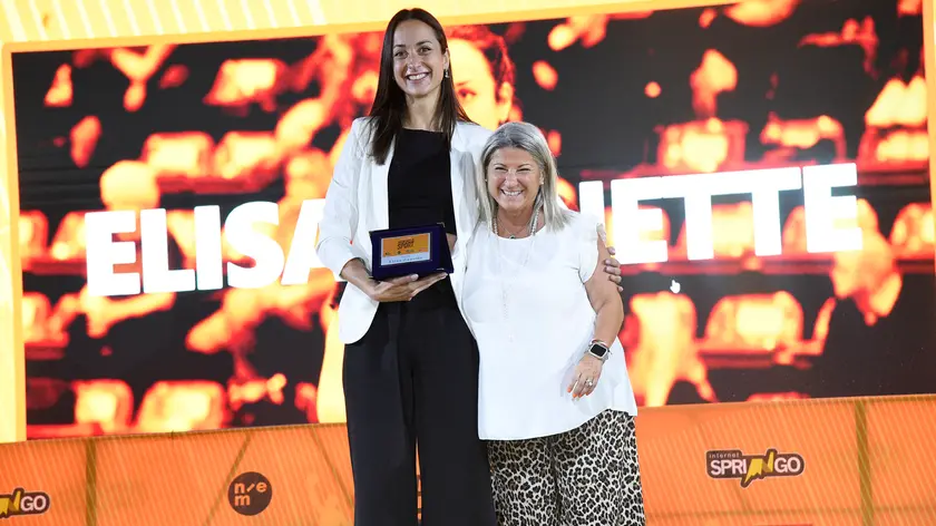 Elisa Zanette premiata dall'assessore Monica Mazzoccoli alla Festa dello sport