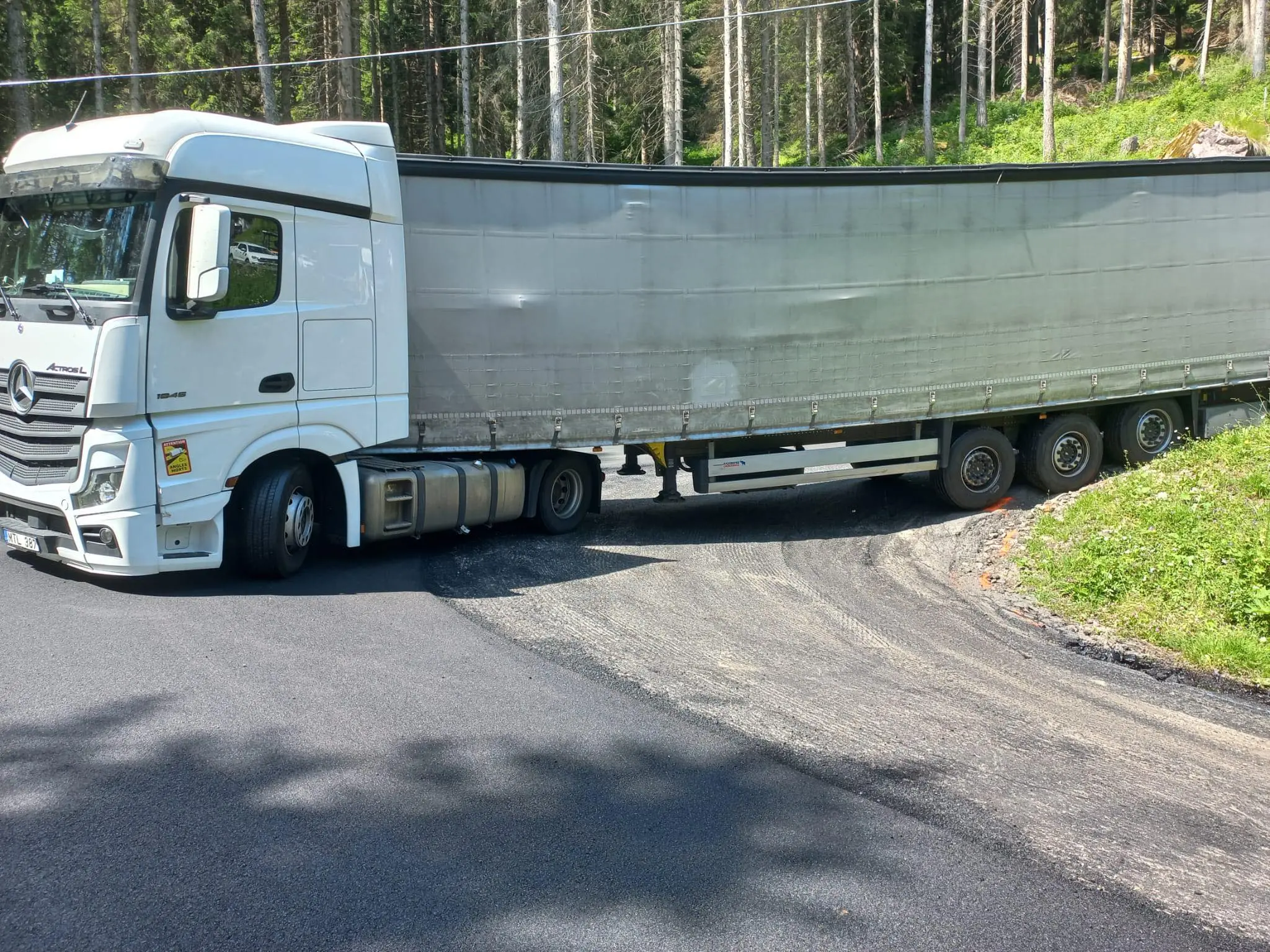 L'autoarticolato bloccato sul tornante al San Pellegrino (Foto Veneto Strade)