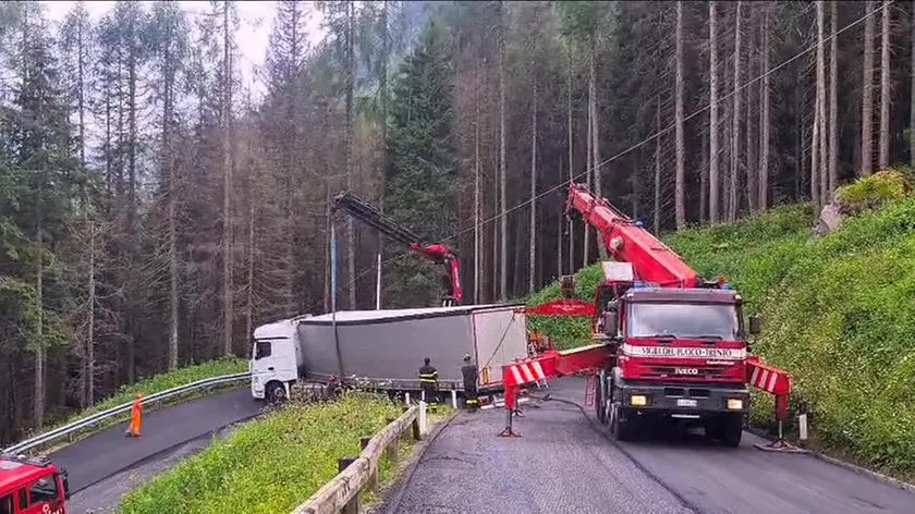 Le due autogrù dei vigili del fuoco trentini impegnate nello spostamento dell'autoarticolato