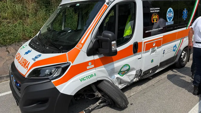 L'ambulanza danneggiata