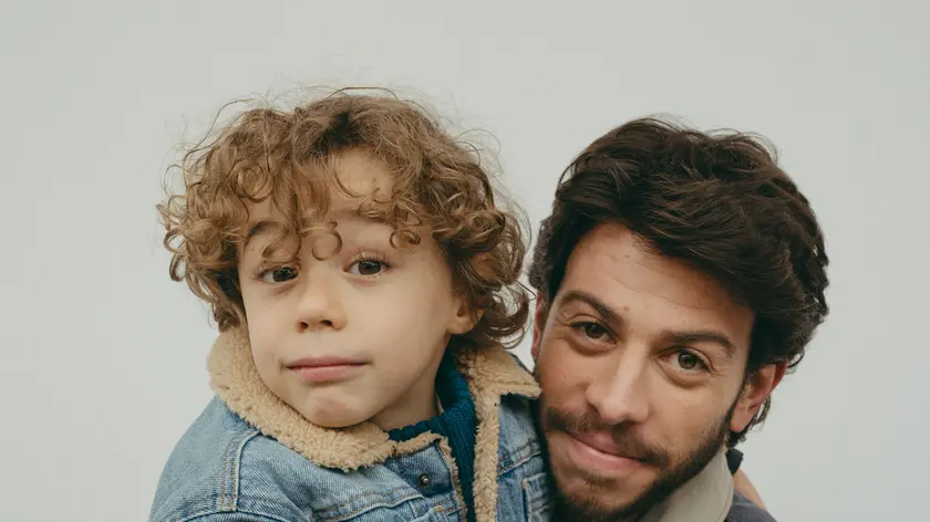 Il piccolo attore Giacomo Padovan con Francesco Centorame che interpreta il ruolo del padre vedovo