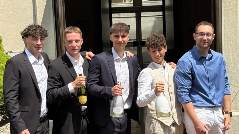 Festa per la fine della maturità al Segato: Mauro Chiesurin è il secondo da sinistra