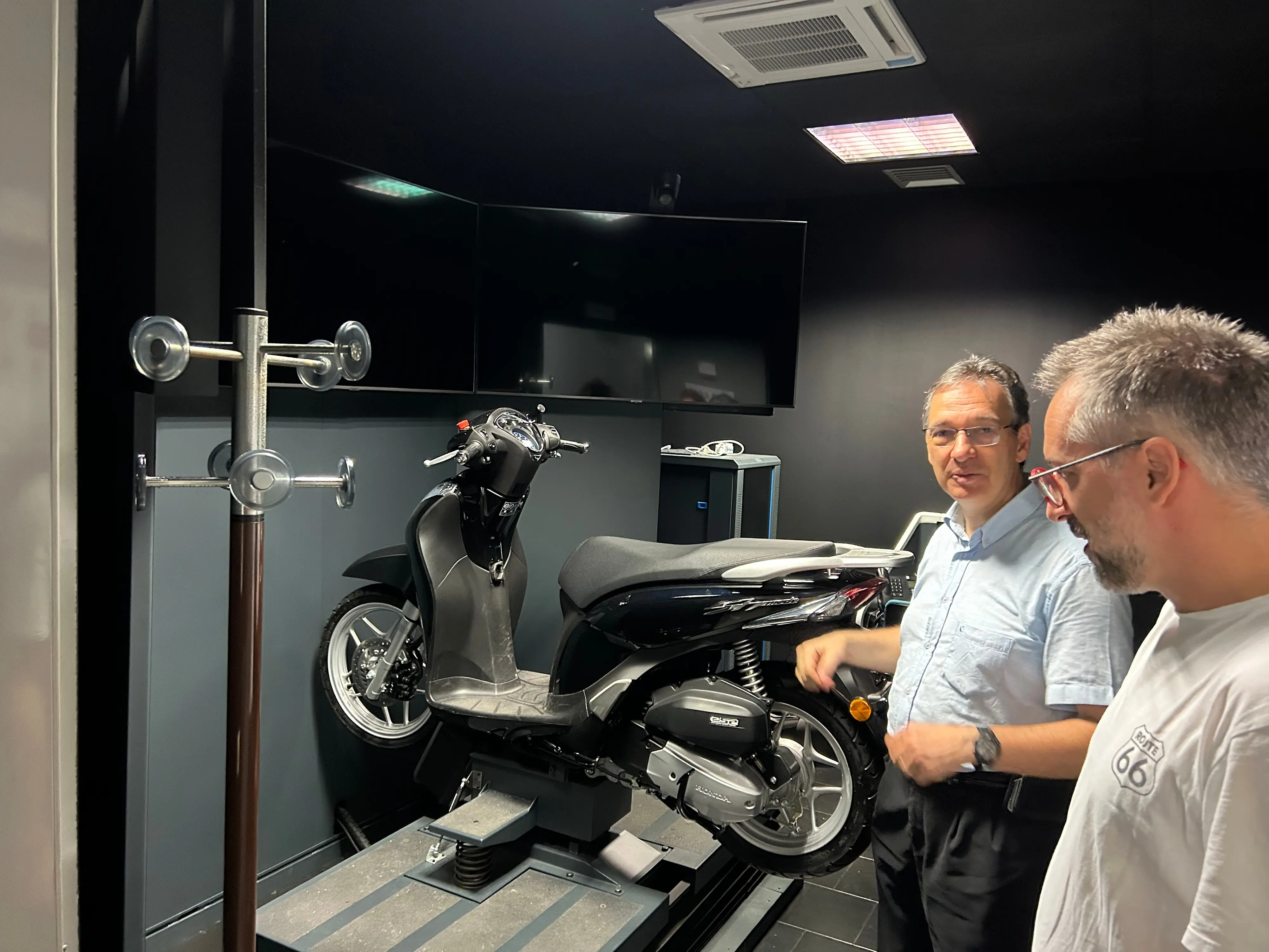 Il professor Alessandro Angrilli vicino allo scooter
