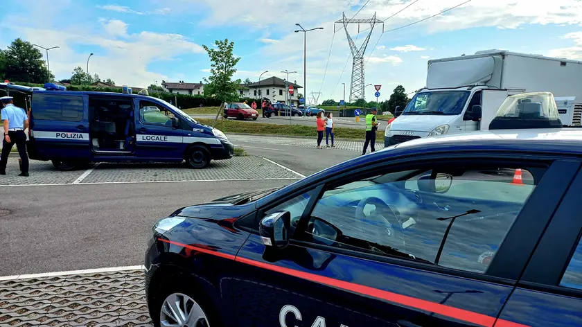 Il posto di controllo di carabinieri e Polizia locale alla rotatoria di Levego