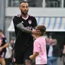 Giacomo Marangon con un giovane tifoso (Foto di Beppe De Zanet)