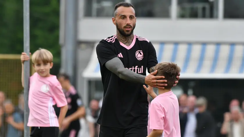Giacomo Marangon con un giovane tifoso (Foto di Beppe De Zanet)