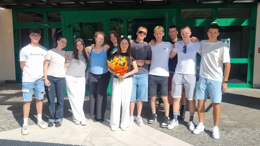 Martina Gallina del Liceo Stem del Canossiano festeggia il 100 con alcuni compagni