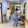 Operatori sanitari e infermieri al lavoro nelle corsie dell’ospedale