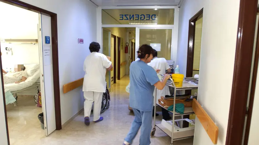 Operatori sanitari e infermieri al lavoro nelle corsie dell’ospedale