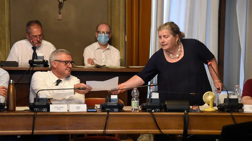 Simonetta Buttignon consegna la lettera di dimissioni al sindaco De Pellegrin