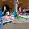 Un momento del presidio dei farmacisti davanti alla prefettura di Belluno