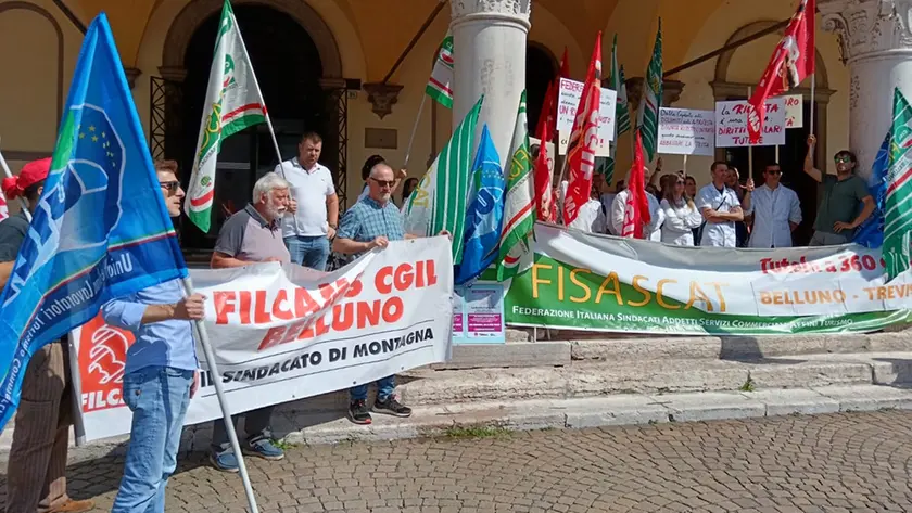 Un momento del presidio dei farmacisti davanti alla prefettura di Belluno