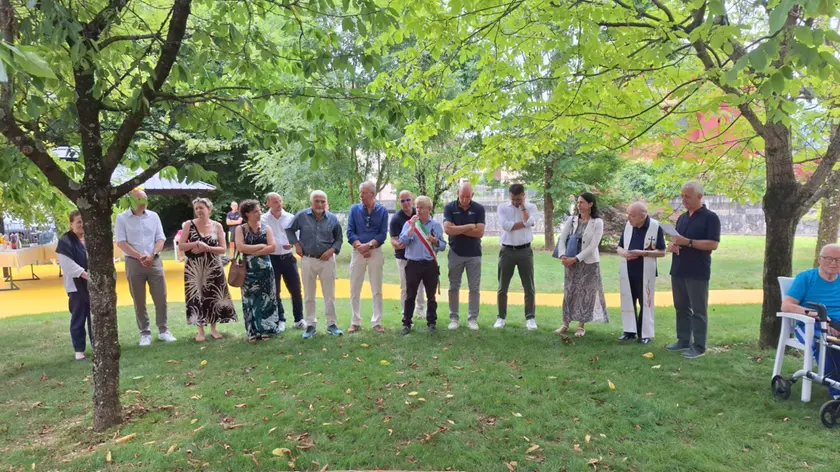 Foto di gruppo per l'inaugurazione del giardino della casa di riposo