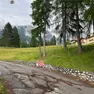 L'ingresso sbarrato all'hotel Miramonti Majestic di Cortina, a destra nella foto