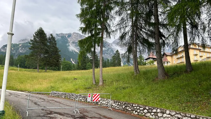 L'ingresso sbarrato all'hotel Miramonti Majestic di Cortina, a destra nella foto