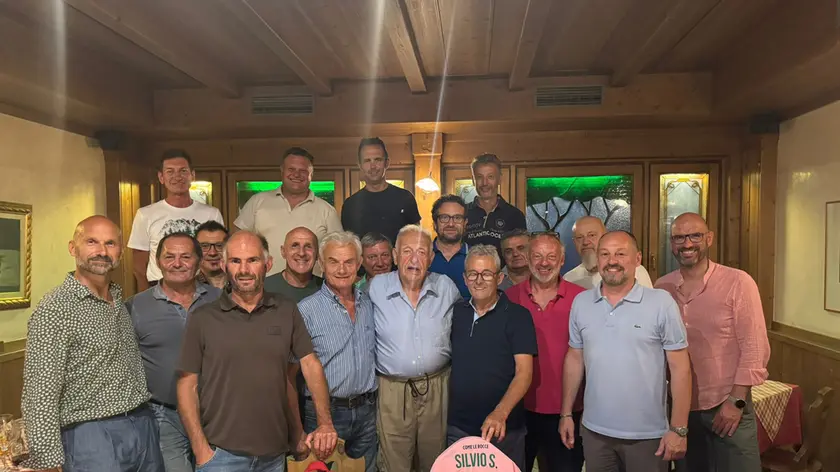 Silvio Sanson con ex calciatori e dirigenti del Calcio Seren