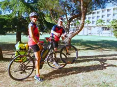 In alto i coniugi Sebastiano Visintin e Liliana Resinovich in una delle loro tante gite in bicicletta.