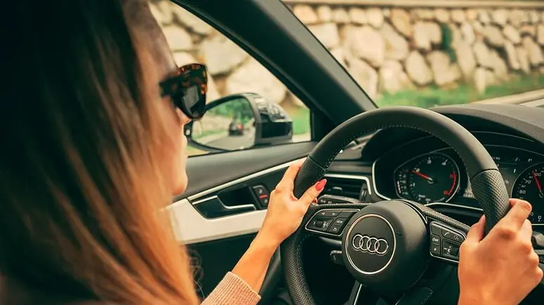 “Donna al volante”? Sì, e per fortuna. Perché guida meglio