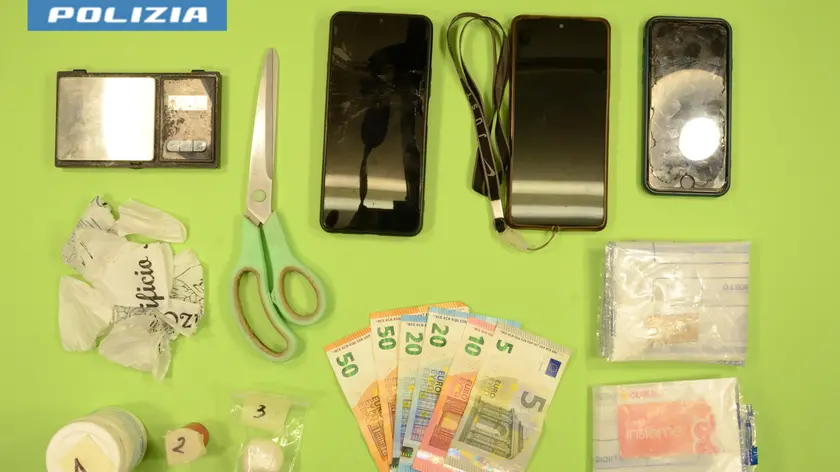 La droga e il materiale sequestrati ad Auronzo